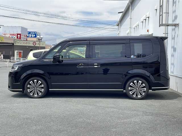 ホンダ ステップワゴン スパーダ eHEV プレミアムライン 三重県 2022(令4)年 3万km クリスタルブラックパール プッシュスタート/電動格納ミラー/横滑り防止/両側パワースライドドア/パワーバックドア/レーンキープアシスト/レーダークルーズコントロール/衝突軽減ブレーキ/パドルシフト/ビルトインETC/ステアリングスイッチ/革巻きステアリング/SOSボタン/オートライト/電動パーキング/シートヒーター(全席)/前後ドライブレコーダー/純正フロアマット/リアサンシェード/純正11型ナビ(AM/FM/CD/DVD/TV/BT)/フルセグTV/全周囲モニター/USB入力端子5ヶ所/タイプC入力端子1ヶ所/両側パワースライドドア/ウォークスルー/オットマン/ハーフレザーシート/ブラインドスポットモニター/スペアキー/禁煙車