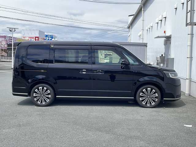 ホンダ ステップワゴン スパーダ eHEV プレミアムライン 三重県 2022(令4)年 3万km クリスタルブラックパール プッシュスタート/電動格納ミラー/横滑り防止/両側パワースライドドア/パワーバックドア/レーンキープアシスト/レーダークルーズコントロール/衝突軽減ブレーキ/パドルシフト/ビルトインETC/ステアリングスイッチ/革巻きステアリング/SOSボタン/オートライト/電動パーキング/シートヒーター(全席)/前後ドライブレコーダー/純正フロアマット/リアサンシェード/純正11型ナビ(AM/FM/CD/DVD/TV/BT)/フルセグTV/全周囲モニター/USB入力端子5ヶ所/タイプC入力端子1ヶ所/両側パワースライドドア/ウォークスルー/オットマン/ハーフレザーシート/ブラインドスポットモニター/スペアキー/禁煙車