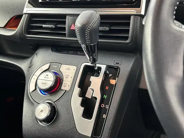 トヨタ シエンタ G クエロ 道央・札幌 2020(令2)年 3.3万km ヴィンテージブラウンパールクリスタルシャイン/ホワイトパールクリスタルシャイン ・４WD/・純正SDナビ（NSZT-Y68T)/　CD/DVD/SD/BT/フルセグ/・全方位カメラ/・純正ドライブレコーダー前後（TZ-D205W）/・純正ビルトインETC/・両側パワースライドドア/・デジタルインナーミラー/・プリクラッシュセーフティ/・レーンキープアシスト/・横滑り防止装置/・パーキングサポートブレーキ/・オートマチックハイビーム/・オートリトラクラブルミラー/・ハーフレザーシート/・D+N席シートヒーター/・ステアリングヒーター/・LEDヘッドライト/・フロントフォグライト/・オートライト/・純正フロアマット/・スマートキー/・プッシュスタート/・純正15インチAW/・電格ウインカーミラー/・保証書/・取扱説明書