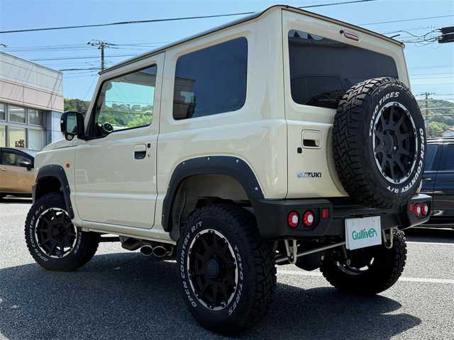 スズキ ジムニー XC 静岡県 2021(令3)年 0.6万km シフォンアイボリーメタリックブラック2トーンルーフ ワンオーナー・新車時保証書/走行5704キロ（登録時）/検査R8年3月24日まで/4WD・ターボ/デュアルセンサーブレーキサポート/BATTLEZリフトアップセット/　・ショックアブソーバー前後/　・コイルスプリング前後/　・ラテラルロッド前後/　・車高3インチアップ/JAOSフロントバンパー/JAOSリヤバンパー/JAOSフロントグリル/JAOSドアハンドルプロテクター/JAOSフェンダーガーニッシュ/JAOSスキッドプレート/SUXONマフラー片側サイド2本出し/社外16インチAW&TOYOホワイトレター/カロッツェリア9V型HDモニター/　・Bluetooth/USB/チューナーDSP/      メインユニット  (DMH-SF700)/バックカメラ/ETC/車載用Wi-Fiルーター(DCT-WR100D)/　別途ドコモ契約必要/前後ドライブレコーダー機能付き/　9.66インチ　フルデジタルインナーミラー/アルカンターラハーフレザーシート/アルカンターラ天ばり（シート同調）/前席シートヒーター/クルーズコントロール/スマートキー×2・プッシュスタート/LEDヘッドライト/LEDフォグランプ/LED室内灯/純正フロアマット/WエアB＋ABS/車両取説あり
