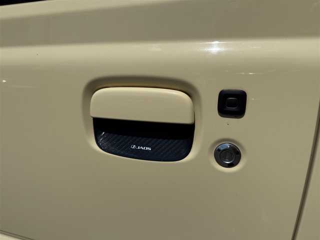 スズキ ジムニー XC 静岡県 2021(令3)年 0.6万km シフォンアイボリーメタリックブラック2トーンルーフ ワンオーナー・新車時保証書/走行5704キロ（登録時）/検査R8年3月24日まで/4WD・ターボ/デュアルセンサーブレーキサポート/BATTLEZリフトアップセット/　・ショックアブソーバー前後/　・コイルスプリング前後/　・ラテラルロッド前後/　・車高3インチアップ/JAOSフロントバンパー/JAOSリヤバンパー/JAOSフロントグリル/JAOSドアハンドルプロテクター/JAOSフェンダーガーニッシュ/JAOSスキッドプレート/SUXONマフラー片側サイド2本出し/社外16インチAW&TOYOホワイトレター/カロッツェリア9V型HDモニター/　・Bluetooth/USB/チューナーDSP/      メインユニット  (DMH-SF700)/バックカメラ/ETC/車載用Wi-Fiルーター(DCT-WR100D)/　別途ドコモ契約必要/前後ドライブレコーダー機能付き/　9.66インチ　フルデジタルインナーミラー/アルカンターラハーフレザーシート/アルカンターラ天ばり（シート同調）/前席シートヒーター/クルーズコントロール/スマートキー×2・プッシュスタート/LEDヘッドライト/LEDフォグランプ/LED室内灯/純正フロアマット/WエアB＋ABS/車両取説あり