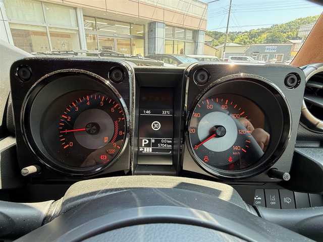 スズキ ジムニー XC 静岡県 2021(令3)年 0.6万km シフォンアイボリーメタリックブラック2トーンルーフ ワンオーナー・新車時保証書/走行5704キロ（登録時）/検査R8年3月24日まで/4WD・ターボ/デュアルセンサーブレーキサポート/BATTLEZリフトアップセット/　・ショックアブソーバー前後/　・コイルスプリング前後/　・ラテラルロッド前後/　・車高3インチアップ/JAOSフロントバンパー/JAOSリヤバンパー/JAOSフロントグリル/JAOSドアハンドルプロテクター/JAOSフェンダーガーニッシュ/JAOSスキッドプレート/SUXONマフラー片側サイド2本出し/社外16インチAW&TOYOホワイトレター/カロッツェリア9V型HDモニター/　・Bluetooth/USB/チューナーDSP/      メインユニット  (DMH-SF700)/バックカメラ/ETC/車載用Wi-Fiルーター(DCT-WR100D)/　別途ドコモ契約必要/前後ドライブレコーダー機能付き/　9.66インチ　フルデジタルインナーミラー/アルカンターラハーフレザーシート/アルカンターラ天ばり（シート同調）/前席シートヒーター/クルーズコントロール/スマートキー×2・プッシュスタート/LEDヘッドライト/LEDフォグランプ/LED室内灯/純正フロアマット/WエアB＋ABS/車両取説あり