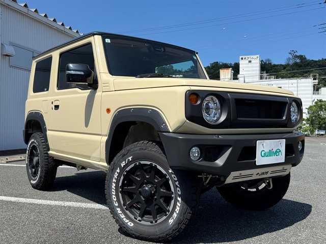 スズキ ジムニー XC 静岡県 2021(令3)年 0.6万km シフォンアイボリーメタリックブラック2トーンルーフ ワンオーナー・新車時保証書/走行5704キロ（登録時）/検査R8年3月24日まで/4WD・ターボ/デュアルセンサーブレーキサポート/BATTLEZリフトアップセット/　・ショックアブソーバー前後/　・コイルスプリング前後/　・ラテラルロッド前後/　・車高3インチアップ/JAOSフロントバンパー/JAOSリヤバンパー/JAOSフロントグリル/JAOSドアハンドルプロテクター/JAOSフェンダーガーニッシュ/JAOSスキッドプレート/SUXONマフラー片側サイド2本出し/社外16インチAW&TOYOホワイトレター/カロッツェリア9V型HDモニター/　・Bluetooth/USB/チューナーDSP/      メインユニット  (DMH-SF700)/バックカメラ/ETC/車載用Wi-Fiルーター(DCT-WR100D)/　別途ドコモ契約必要/前後ドライブレコーダー機能付き/　9.66インチ　フルデジタルインナーミラー/アルカンターラハーフレザーシート/アルカンターラ天ばり（シート同調）/前席シートヒーター/クルーズコントロール/スマートキー×2・プッシュスタート/LEDヘッドライト/LEDフォグランプ/LED室内灯/純正フロアマット/WエアB＋ABS/車両取説あり