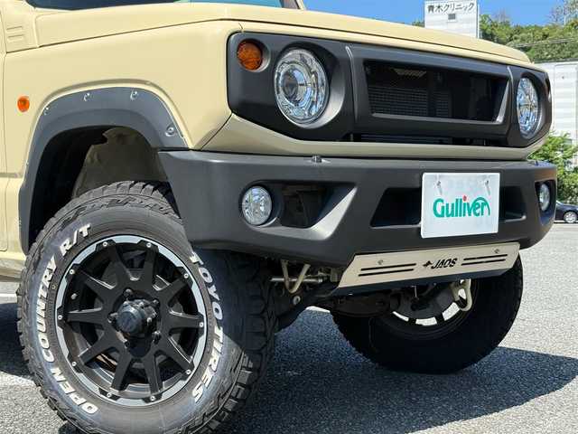 スズキ ジムニー XC 静岡県 2021(令3)年 0.6万km シフォンアイボリーメタリックブラック2トーンルーフ ワンオーナー・新車時保証書/走行5704キロ（登録時）/検査R8年3月24日まで/4WD・ターボ/デュアルセンサーブレーキサポート/BATTLEZリフトアップセット/　・ショックアブソーバー前後/　・コイルスプリング前後/　・ラテラルロッド前後/　・車高3インチアップ/JAOSフロントバンパー/JAOSリヤバンパー/JAOSフロントグリル/JAOSドアハンドルプロテクター/JAOSフェンダーガーニッシュ/JAOSスキッドプレート/SUXONマフラー片側サイド2本出し/社外16インチAW&TOYOホワイトレター/カロッツェリア9V型HDモニター/　・Bluetooth/USB/チューナーDSP/      メインユニット  (DMH-SF700)/バックカメラ/ETC/車載用Wi-Fiルーター(DCT-WR100D)/　別途ドコモ契約必要/前後ドライブレコーダー機能付き/　9.66インチ　フルデジタルインナーミラー/アルカンターラハーフレザーシート/アルカンターラ天ばり（シート同調）/前席シートヒーター/クルーズコントロール/スマートキー×2・プッシュスタート/LEDヘッドライト/LEDフォグランプ/LED室内灯/純正フロアマット/WエアB＋ABS/車両取説あり