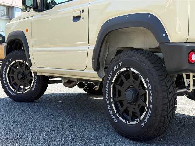 スズキ ジムニー XC 静岡県 2021(令3)年 0.6万km シフォンアイボリーメタリックブラック2トーンルーフ ワンオーナー・新車時保証書/走行5704キロ（登録時）/検査R8年3月24日まで/4WD・ターボ/デュアルセンサーブレーキサポート/BATTLEZリフトアップセット/　・ショックアブソーバー前後/　・コイルスプリング前後/　・ラテラルロッド前後/　・車高3インチアップ/JAOSフロントバンパー/JAOSリヤバンパー/JAOSフロントグリル/JAOSドアハンドルプロテクター/JAOSフェンダーガーニッシュ/JAOSスキッドプレート/SUXONマフラー片側サイド2本出し/社外16インチAW&TOYOホワイトレター/カロッツェリア9V型HDモニター/　・Bluetooth/USB/チューナーDSP/      メインユニット  (DMH-SF700)/バックカメラ/ETC/車載用Wi-Fiルーター(DCT-WR100D)/　別途ドコモ契約必要/前後ドライブレコーダー機能付き/　9.66インチ　フルデジタルインナーミラー/アルカンターラハーフレザーシート/アルカンターラ天ばり（シート同調）/前席シートヒーター/クルーズコントロール/スマートキー×2・プッシュスタート/LEDヘッドライト/LEDフォグランプ/LED室内灯/純正フロアマット/WエアB＋ABS/車両取説あり