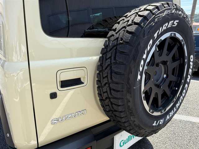スズキ ジムニー XC 静岡県 2021(令3)年 0.6万km シフォンアイボリーメタリックブラック2トーンルーフ ワンオーナー・新車時保証書/走行5704キロ（登録時）/検査R8年3月24日まで/4WD・ターボ/デュアルセンサーブレーキサポート/BATTLEZリフトアップセット/　・ショックアブソーバー前後/　・コイルスプリング前後/　・ラテラルロッド前後/　・車高3インチアップ/JAOSフロントバンパー/JAOSリヤバンパー/JAOSフロントグリル/JAOSドアハンドルプロテクター/JAOSフェンダーガーニッシュ/JAOSスキッドプレート/SUXONマフラー片側サイド2本出し/社外16インチAW&TOYOホワイトレター/カロッツェリア9V型HDモニター/　・Bluetooth/USB/チューナーDSP/      メインユニット  (DMH-SF700)/バックカメラ/ETC/車載用Wi-Fiルーター(DCT-WR100D)/　別途ドコモ契約必要/前後ドライブレコーダー機能付き/　9.66インチ　フルデジタルインナーミラー/アルカンターラハーフレザーシート/アルカンターラ天ばり（シート同調）/前席シートヒーター/クルーズコントロール/スマートキー×2・プッシュスタート/LEDヘッドライト/LEDフォグランプ/LED室内灯/純正フロアマット/WエアB＋ABS/車両取説あり