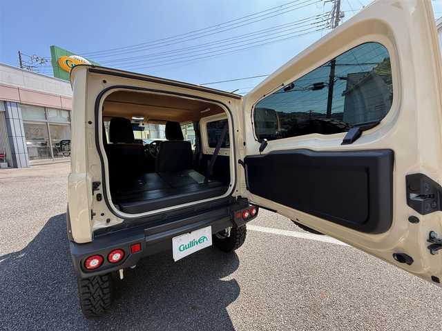 スズキ ジムニー XC 静岡県 2021(令3)年 0.6万km シフォンアイボリーメタリックブラック2トーンルーフ ワンオーナー・新車時保証書/走行5704キロ（登録時）/検査R8年3月24日まで/4WD・ターボ/デュアルセンサーブレーキサポート/BATTLEZリフトアップセット/　・ショックアブソーバー前後/　・コイルスプリング前後/　・ラテラルロッド前後/　・車高3インチアップ/JAOSフロントバンパー/JAOSリヤバンパー/JAOSフロントグリル/JAOSドアハンドルプロテクター/JAOSフェンダーガーニッシュ/JAOSスキッドプレート/SUXONマフラー片側サイド2本出し/社外16インチAW&TOYOホワイトレター/カロッツェリア9V型HDモニター/　・Bluetooth/USB/チューナーDSP/      メインユニット  (DMH-SF700)/バックカメラ/ETC/車載用Wi-Fiルーター(DCT-WR100D)/　別途ドコモ契約必要/前後ドライブレコーダー機能付き/　9.66インチ　フルデジタルインナーミラー/アルカンターラハーフレザーシート/アルカンターラ天ばり（シート同調）/前席シートヒーター/クルーズコントロール/スマートキー×2・プッシュスタート/LEDヘッドライト/LEDフォグランプ/LED室内灯/純正フロアマット/WエアB＋ABS/車両取説あり