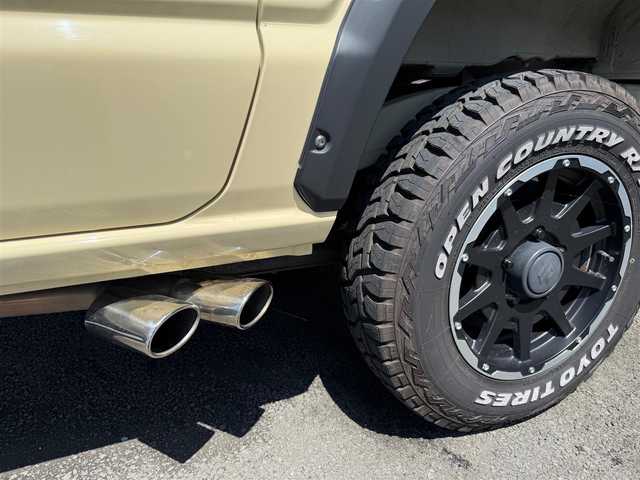 スズキ ジムニー XC 静岡県 2021(令3)年 0.6万km シフォンアイボリーメタリックブラック2トーンルーフ ワンオーナー・新車時保証書/走行5704キロ（登録時）/検査R8年3月24日まで/4WD・ターボ/デュアルセンサーブレーキサポート/BATTLEZリフトアップセット/　・ショックアブソーバー前後/　・コイルスプリング前後/　・ラテラルロッド前後/　・車高3インチアップ/JAOSフロントバンパー/JAOSリヤバンパー/JAOSフロントグリル/JAOSドアハンドルプロテクター/JAOSフェンダーガーニッシュ/JAOSスキッドプレート/SUXONマフラー片側サイド2本出し/社外16インチAW&TOYOホワイトレター/カロッツェリア9V型HDモニター/　・Bluetooth/USB/チューナーDSP/      メインユニット  (DMH-SF700)/バックカメラ/ETC/車載用Wi-Fiルーター(DCT-WR100D)/　別途ドコモ契約必要/前後ドライブレコーダー機能付き/　9.66インチ　フルデジタルインナーミラー/アルカンターラハーフレザーシート/アルカンターラ天ばり（シート同調）/前席シートヒーター/クルーズコントロール/スマートキー×2・プッシュスタート/LEDヘッドライト/LEDフォグランプ/LED室内灯/純正フロアマット/WエアB＋ABS/車両取説あり