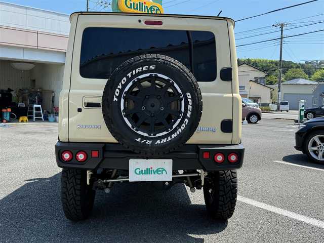 スズキ ジムニー XC 静岡県 2021(令3)年 0.6万km シフォンアイボリーメタリックブラック2トーンルーフ ワンオーナー・新車時保証書/走行5704キロ（登録時）/検査R8年3月24日まで/4WD・ターボ/デュアルセンサーブレーキサポート/BATTLEZリフトアップセット/　・ショックアブソーバー前後/　・コイルスプリング前後/　・ラテラルロッド前後/　・車高3インチアップ/JAOSフロントバンパー/JAOSリヤバンパー/JAOSフロントグリル/JAOSドアハンドルプロテクター/JAOSフェンダーガーニッシュ/JAOSスキッドプレート/SUXONマフラー片側サイド2本出し/社外16インチAW&TOYOホワイトレター/カロッツェリア9V型HDモニター/　・Bluetooth/USB/チューナーDSP/      メインユニット  (DMH-SF700)/バックカメラ/ETC/車載用Wi-Fiルーター(DCT-WR100D)/　別途ドコモ契約必要/前後ドライブレコーダー機能付き/　9.66インチ　フルデジタルインナーミラー/アルカンターラハーフレザーシート/アルカンターラ天ばり（シート同調）/前席シートヒーター/クルーズコントロール/スマートキー×2・プッシュスタート/LEDヘッドライト/LEDフォグランプ/LED室内灯/純正フロアマット/WエアB＋ABS/車両取説あり