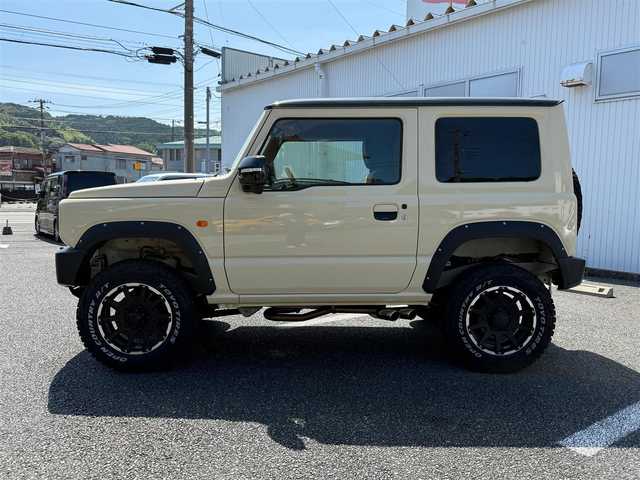 スズキ ジムニー XC 静岡県 2021(令3)年 0.6万km シフォンアイボリーメタリックブラック2トーンルーフ ワンオーナー・新車時保証書/走行5704キロ（登録時）/検査R8年3月24日まで/4WD・ターボ/デュアルセンサーブレーキサポート/BATTLEZリフトアップセット/　・ショックアブソーバー前後/　・コイルスプリング前後/　・ラテラルロッド前後/　・車高3インチアップ/JAOSフロントバンパー/JAOSリヤバンパー/JAOSフロントグリル/JAOSドアハンドルプロテクター/JAOSフェンダーガーニッシュ/JAOSスキッドプレート/SUXONマフラー片側サイド2本出し/社外16インチAW&TOYOホワイトレター/カロッツェリア9V型HDモニター/　・Bluetooth/USB/チューナーDSP/      メインユニット  (DMH-SF700)/バックカメラ/ETC/車載用Wi-Fiルーター(DCT-WR100D)/　別途ドコモ契約必要/前後ドライブレコーダー機能付き/　9.66インチ　フルデジタルインナーミラー/アルカンターラハーフレザーシート/アルカンターラ天ばり（シート同調）/前席シートヒーター/クルーズコントロール/スマートキー×2・プッシュスタート/LEDヘッドライト/LEDフォグランプ/LED室内灯/純正フロアマット/WエアB＋ABS/車両取説あり