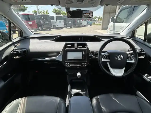 トヨタ プリウス S ツーリングセレクション 和歌山県 2016(平28)年 6.7万km グレーメタリック 純正ナビ/バックカメラ/フルセグTV/（BT/CD/DVD/MSV)/プリクラッシュセーフティー/横滑り防止機能/ステアリングスイッチ/前席シートヒーター/純正フロアマット/純正17インチアルミ/ドアバイザー/ウインカードアミラー/シフトレバー社外/レザーシート/シートヒーター/キセノンヘッドライト/フォグランプ/フルオートパワーウィンドウ/ドアバイザー/プッシュスタート