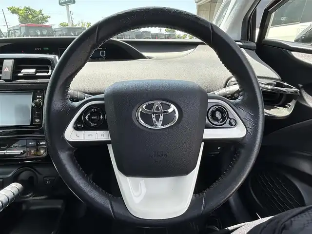 トヨタ プリウス S ツーリングセレクション 和歌山県 2016(平28)年 6.7万km グレーメタリック 純正ナビ/バックカメラ/フルセグTV/（BT/CD/DVD/MSV)/プリクラッシュセーフティー/横滑り防止機能/ステアリングスイッチ/前席シートヒーター/純正フロアマット/純正17インチアルミ/ドアバイザー/ウインカードアミラー/シフトレバー社外/レザーシート/シートヒーター/キセノンヘッドライト/フォグランプ/フルオートパワーウィンドウ/ドアバイザー/プッシュスタート