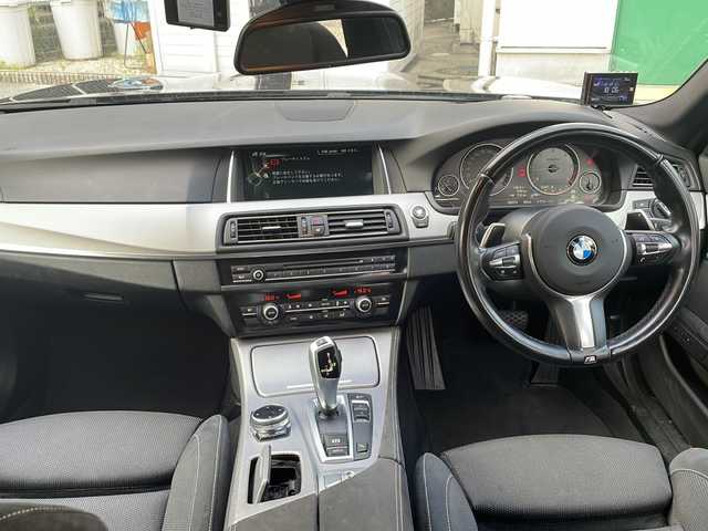 ＢＭＷ ５２３ｄ Mスポーツ 大阪府 2015(平27)年 10.3万km カーボンブラックM 純正メモリナビ/・FM/AM/Bluetooth/・ワンセグテレビ/ETC/ドライブレコーダー/バックカメラ/衝突軽減ブレーキ/レーンキープアシスト/クルーズコントロール/盗難防止装置/革巻きステアリング/ステアリングリモコン/パドルシフト/メモリシート（D席）/パワーシート（D席+N席）/コーナーセンサー/LEDヘッドライト/オートライト/オートエアコン/スマートキー×1/プッシュスタート/12V電源/USBジャック/純正18インチアルミホイール/フロアマット/取扱説明書/ナビ取扱説明書