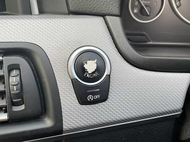 ＢＭＷ ５２３ｄ Mスポーツ 大阪府 2015(平27)年 10.3万km カーボンブラックM 純正メモリナビ/・FM/AM/Bluetooth/・ワンセグテレビ/ETC/ドライブレコーダー/バックカメラ/衝突軽減ブレーキ/レーンキープアシスト/クルーズコントロール/盗難防止装置/革巻きステアリング/ステアリングリモコン/パドルシフト/メモリシート（D席）/パワーシート（D席+N席）/コーナーセンサー/LEDヘッドライト/オートライト/オートエアコン/スマートキー×1/プッシュスタート/12V電源/USBジャック/純正18インチアルミホイール/フロアマット/取扱説明書/ナビ取扱説明書