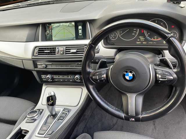 ＢＭＷ ５２３ｄ Mスポーツ 大阪府 2015(平27)年 10.3万km カーボンブラックM 純正メモリナビ/・FM/AM/Bluetooth/・ワンセグテレビ/ETC/ドライブレコーダー/バックカメラ/衝突軽減ブレーキ/レーンキープアシスト/クルーズコントロール/盗難防止装置/革巻きステアリング/ステアリングリモコン/パドルシフト/メモリシート（D席）/パワーシート（D席+N席）/コーナーセンサー/LEDヘッドライト/オートライト/オートエアコン/スマートキー×1/プッシュスタート/12V電源/USBジャック/純正18インチアルミホイール/フロアマット/取扱説明書/ナビ取扱説明書