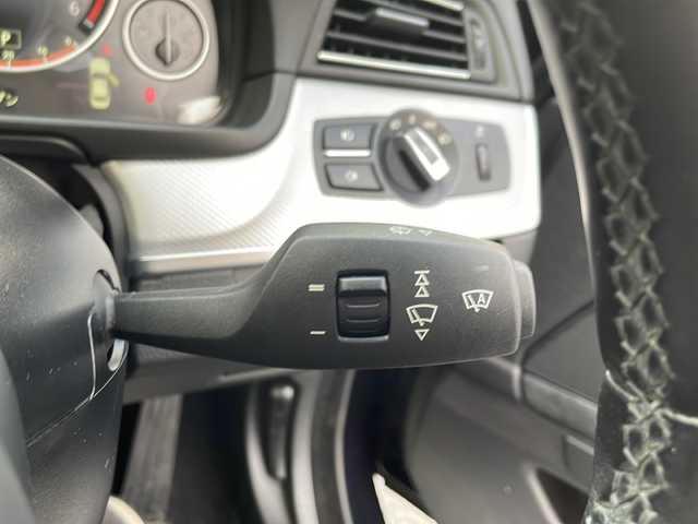 ＢＭＷ ５２３ｄ Mスポーツ 大阪府 2015(平27)年 10.3万km カーボンブラックM 純正メモリナビ/・FM/AM/Bluetooth/・ワンセグテレビ/ETC/ドライブレコーダー/バックカメラ/衝突軽減ブレーキ/レーンキープアシスト/クルーズコントロール/盗難防止装置/革巻きステアリング/ステアリングリモコン/パドルシフト/メモリシート（D席）/パワーシート（D席+N席）/コーナーセンサー/LEDヘッドライト/オートライト/オートエアコン/スマートキー×1/プッシュスタート/12V電源/USBジャック/純正18インチアルミホイール/フロアマット/取扱説明書/ナビ取扱説明書