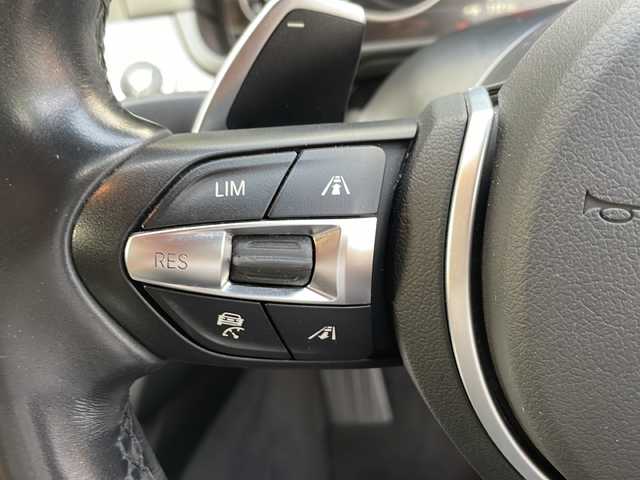 ＢＭＷ ５２３ｄ Mスポーツ 大阪府 2015(平27)年 10.3万km カーボンブラックM 純正メモリナビ/・FM/AM/Bluetooth/・ワンセグテレビ/ETC/ドライブレコーダー/バックカメラ/衝突軽減ブレーキ/レーンキープアシスト/クルーズコントロール/盗難防止装置/革巻きステアリング/ステアリングリモコン/パドルシフト/メモリシート（D席）/パワーシート（D席+N席）/コーナーセンサー/LEDヘッドライト/オートライト/オートエアコン/スマートキー×1/プッシュスタート/12V電源/USBジャック/純正18インチアルミホイール/フロアマット/取扱説明書/ナビ取扱説明書