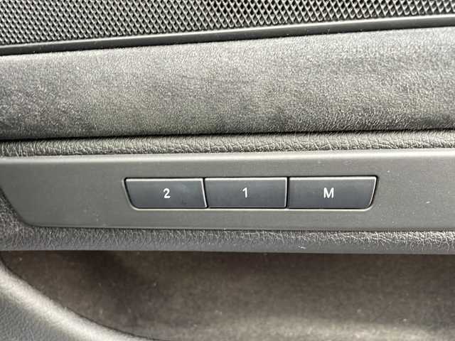 ＢＭＷ ５２３ｄ Mスポーツ 大阪府 2015(平27)年 10.3万km カーボンブラックM 純正メモリナビ/・FM/AM/Bluetooth/・ワンセグテレビ/ETC/ドライブレコーダー/バックカメラ/衝突軽減ブレーキ/レーンキープアシスト/クルーズコントロール/盗難防止装置/革巻きステアリング/ステアリングリモコン/パドルシフト/メモリシート（D席）/パワーシート（D席+N席）/コーナーセンサー/LEDヘッドライト/オートライト/オートエアコン/スマートキー×1/プッシュスタート/12V電源/USBジャック/純正18インチアルミホイール/フロアマット/取扱説明書/ナビ取扱説明書