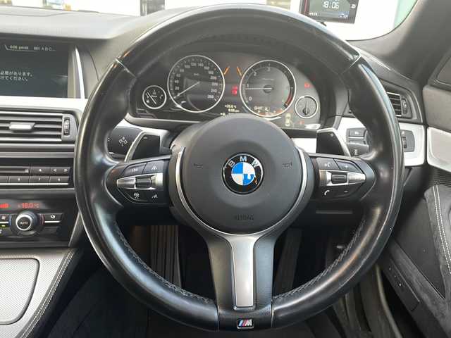 ＢＭＷ ５２３ｄ Mスポーツ 大阪府 2015(平27)年 10.3万km カーボンブラックM 純正メモリナビ/・FM/AM/Bluetooth/・ワンセグテレビ/ETC/ドライブレコーダー/バックカメラ/衝突軽減ブレーキ/レーンキープアシスト/クルーズコントロール/盗難防止装置/革巻きステアリング/ステアリングリモコン/パドルシフト/メモリシート（D席）/パワーシート（D席+N席）/コーナーセンサー/LEDヘッドライト/オートライト/オートエアコン/スマートキー×1/プッシュスタート/12V電源/USBジャック/純正18インチアルミホイール/フロアマット/取扱説明書/ナビ取扱説明書