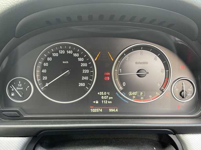 ＢＭＷ ５２３ｄ Mスポーツ 大阪府 2015(平27)年 10.3万km カーボンブラックM 純正メモリナビ/・FM/AM/Bluetooth/・ワンセグテレビ/ETC/ドライブレコーダー/バックカメラ/衝突軽減ブレーキ/レーンキープアシスト/クルーズコントロール/盗難防止装置/革巻きステアリング/ステアリングリモコン/パドルシフト/メモリシート（D席）/パワーシート（D席+N席）/コーナーセンサー/LEDヘッドライト/オートライト/オートエアコン/スマートキー×1/プッシュスタート/12V電源/USBジャック/純正18インチアルミホイール/フロアマット/取扱説明書/ナビ取扱説明書
