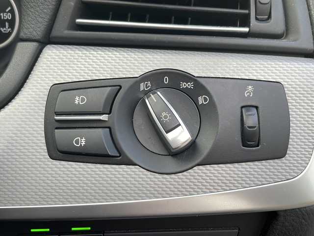 ＢＭＷ ５２３ｄ Mスポーツ 大阪府 2015(平27)年 10.3万km カーボンブラックM 純正メモリナビ/・FM/AM/Bluetooth/・ワンセグテレビ/ETC/ドライブレコーダー/バックカメラ/衝突軽減ブレーキ/レーンキープアシスト/クルーズコントロール/盗難防止装置/革巻きステアリング/ステアリングリモコン/パドルシフト/メモリシート（D席）/パワーシート（D席+N席）/コーナーセンサー/LEDヘッドライト/オートライト/オートエアコン/スマートキー×1/プッシュスタート/12V電源/USBジャック/純正18インチアルミホイール/フロアマット/取扱説明書/ナビ取扱説明書
