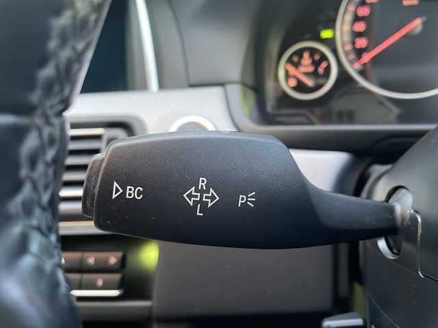 ＢＭＷ ５２３ｄ Mスポーツ 大阪府 2015(平27)年 10.3万km カーボンブラックM 純正メモリナビ/・FM/AM/Bluetooth/・ワンセグテレビ/ETC/ドライブレコーダー/バックカメラ/衝突軽減ブレーキ/レーンキープアシスト/クルーズコントロール/盗難防止装置/革巻きステアリング/ステアリングリモコン/パドルシフト/メモリシート（D席）/パワーシート（D席+N席）/コーナーセンサー/LEDヘッドライト/オートライト/オートエアコン/スマートキー×1/プッシュスタート/12V電源/USBジャック/純正18インチアルミホイール/フロアマット/取扱説明書/ナビ取扱説明書