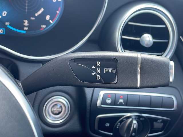メルセデス・ベンツ Ｃ２２０ｄ ワゴン ローレウスエディション 愛知県 2021(令3)年 4.5万km ポーラホワイト /後期最終モデル//禁煙//正規ディーラー車//AMGライン//レーザーセーフティパッケージ//メーカーナビ//フルセグ//SD/USB/BT/AM/FM//AppleCarPlay/AndroidAuto//バックカメラ//ETC2.0//ワイヤレス充電//ハーフレザーシート//メモリ付パワーシート//シートヒーター//純正18AW//パワーバックドア//LEDオートライト//インテリジェントライトシステム//革巻きステアリング//ステアリングスイッチ//パドルシフト//電子パーキング//オートホールド//アクティブブレーキアシスト//アテンションアシスト//レーンチェンジアシスト//ブラインドスポットアシスト//道路標識アシスト//アイドリングストップ//レーダークルーズコントロール//オートリトラウィンカーミラー//ルーフレール//純正フロアマット/トノカバー//スマートキー//プッシュスタート//保証書//取扱説明書//記録簿//スペアキー
