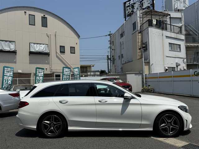 メルセデス・ベンツ Ｃ２２０ｄ ワゴン ローレウスエディション 愛知県 2021(令3)年 4.5万km ポーラホワイト /後期最終モデル//禁煙//正規ディーラー車//AMGライン//レーザーセーフティパッケージ//メーカーナビ//フルセグ//SD/USB/BT/AM/FM//AppleCarPlay/AndroidAuto//バックカメラ//ETC2.0//ワイヤレス充電//ハーフレザーシート//メモリ付パワーシート//シートヒーター//純正18AW//パワーバックドア//LEDオートライト//インテリジェントライトシステム//革巻きステアリング//ステアリングスイッチ//パドルシフト//電子パーキング//オートホールド//アクティブブレーキアシスト//アテンションアシスト//レーンチェンジアシスト//ブラインドスポットアシスト//道路標識アシスト//アイドリングストップ//レーダークルーズコントロール//オートリトラウィンカーミラー//ルーフレール//純正フロアマット/トノカバー//スマートキー//プッシュスタート//保証書//取扱説明書//記録簿//スペアキー