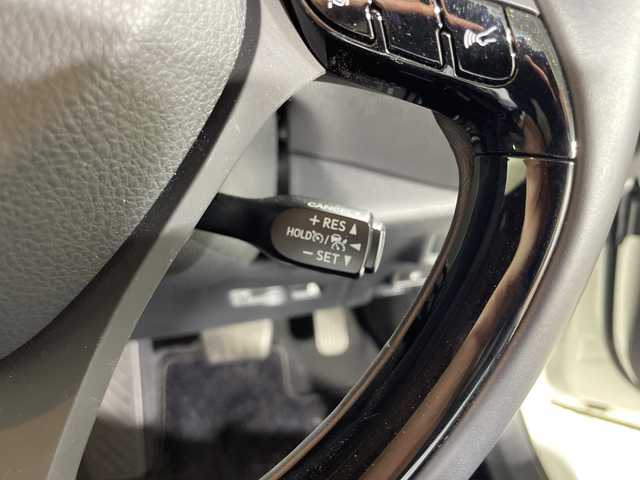 トヨタ Ｃ－ＨＲ G 神奈川県 2019(令1)年 1.8万km ホワイトパールクリスタルシャイン 純正7インチメモリーナビ　【NSZT-W68T】　/フルセグTV/AM/FM/CD/DVD/Bluetooth　/バックカメラ　/TOYOTA SAFETY SENCE/プリクラッシュセーフティシステム　/レーダークルーズコントロール　/LDA　/BSM　/クリアランスソナー　/オートマチックハイビーム　/前席シートヒーター　/スマートキー×２　/ドアバイザー　/フロアマット　/フォグランプ　/ETC2.0