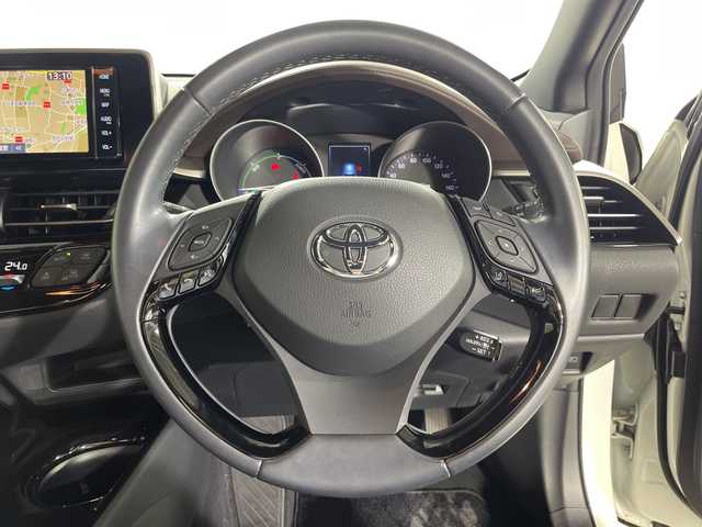 トヨタ Ｃ－ＨＲ G 神奈川県 2019(令1)年 1.8万km ホワイトパールクリスタルシャイン 純正7インチメモリーナビ　【NSZT-W68T】　/フルセグTV/AM/FM/CD/DVD/Bluetooth　/バックカメラ　/TOYOTA SAFETY SENCE/プリクラッシュセーフティシステム　/レーダークルーズコントロール　/LDA　/BSM　/クリアランスソナー　/オートマチックハイビーム　/前席シートヒーター　/スマートキー×２　/ドアバイザー　/フロアマット　/フォグランプ　/ETC2.0