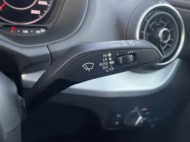 アウディ Ｑ２ 1．0 TFSI スポーツ 東京都 2018(平30)年 3.8万km 赤 ワンオーナー/黒革シート/純正ナビ／ＴＶ/Ｂカメラ/バーチャルコックピット/パワーバックドア/ドライブレコーダー