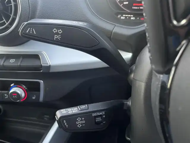アウディ Ｑ２ 1．0 TFSI スポーツ 東京都 2018(平30)年 3.8万km 赤 ワンオーナー/黒革シート/純正ナビ／ＴＶ/Ｂカメラ/バーチャルコックピット/パワーバックドア/ドライブレコーダー