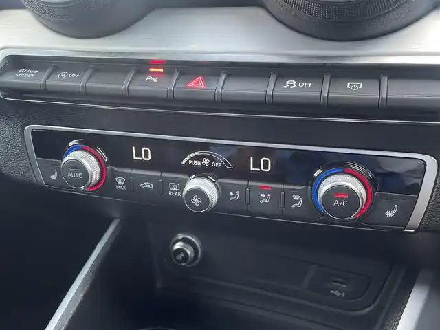 アウディ Ｑ２ 1．0 TFSI スポーツ 東京都 2018(平30)年 3.8万km 赤 ワンオーナー/黒革シート/純正ナビ／ＴＶ/Ｂカメラ/バーチャルコックピット/パワーバックドア/ドライブレコーダー