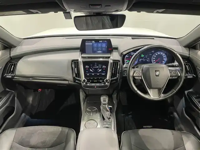 トヨタ クラウン ハイブリッド RS アドバンス 愛知県 2018(平30)年 8万km ホワイトパールクリスタルシャイン 純正８インチTコネクトナビ/（AM/FM/Bluetooth/CD・DVD再生/SD/フルセグTV/USB/Miracast)/ＡＣ１００Ｖ　/トヨタセーフティセンス　/　　-プリクラッシュセーフティ/　　-レーントレーニングアシスト/　　-レーダークルーズコントロール/　　-ロードサインアシスト/　　-アダプティブハイビーム/ＥＴＣ２．０　/シートヒーター　/ステアリングヒーター/ドライブレコーダー　/バックカメラ　/ヘッドアップディスプレイ　/ブラインドスポットモニター　/メモリー機能付パワーシート/ＬＥＤヘッドライト/LEDフォグランプ/パドルシフト/クリアランスソナー/ハーフレザーシート/ISOFIX/プッシュスタート/　　-スマートキー