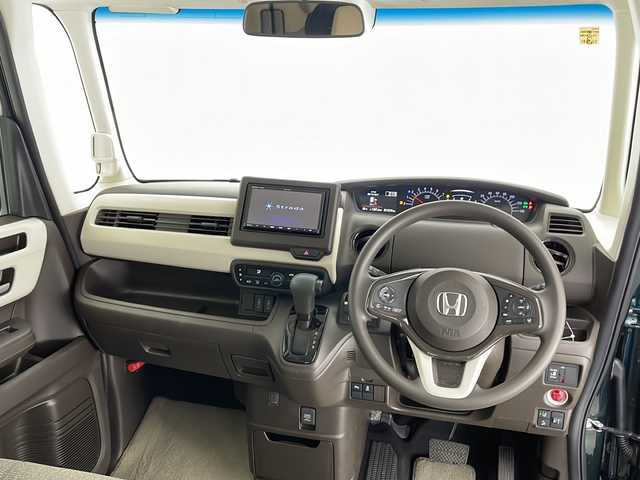 ホンダ Ｎ ＢＯＸ L 長野県 2023(令5)年 1.2万km ブリティッシュグリーンP 社外SDナビ（FM/AM/CD/Bluetooth/ワンセグTV）/HONDA SENSING/・衝突軽減ブレーキ/・先行車発進お知らせ機能/・路外逸脱抑制機能/・標識認識機能/・レーンキープアシスト/追従機能付きクルコン/電子パーキングブレーキ/オートブレーキホールド/プッシュスタート/アイドリングストップ/スマートキー/Wエアバッグ/ステアリングスイッチ/LEDヘッドライト/オートライト/ヘッドライトレベライザー/ドアバイザー/リアサンシェード/セカンドシートテーブル/純正フロアマット/純正ホイールキャップ付きスチールホイール/取扱説明書/スペアキー×1
