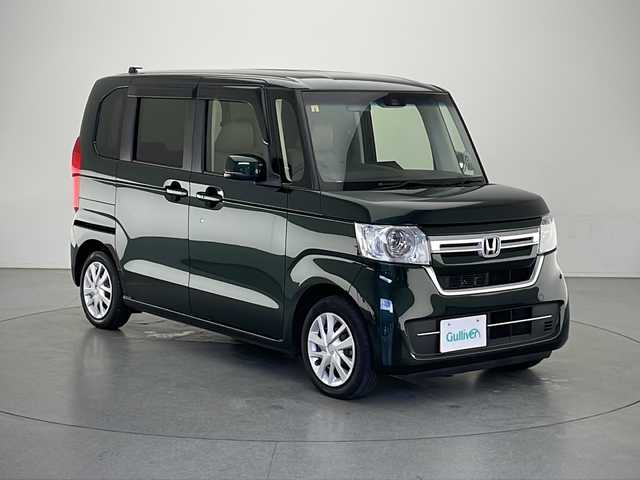 ホンダ Ｎ ＢＯＸ L 長野県 2023(令5)年 1.2万km ブリティッシュグリーンP 社外SDナビ（FM/AM/CD/Bluetooth/ワンセグTV）/HONDA SENSING/・衝突軽減ブレーキ/・先行車発進お知らせ機能/・路外逸脱抑制機能/・標識認識機能/・レーンキープアシスト/追従機能付きクルコン/電子パーキングブレーキ/オートブレーキホールド/プッシュスタート/アイドリングストップ/スマートキー/Wエアバッグ/ステアリングスイッチ/LEDヘッドライト/オートライト/ヘッドライトレベライザー/ドアバイザー/リアサンシェード/セカンドシートテーブル/純正フロアマット/純正ホイールキャップ付きスチールホイール/取扱説明書/スペアキー×1