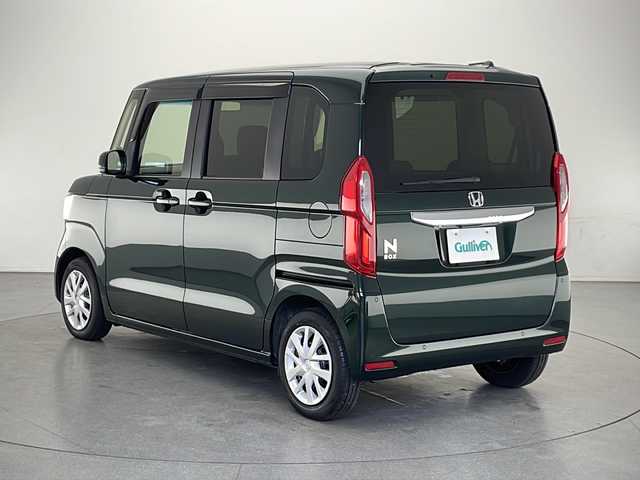 ホンダ Ｎ ＢＯＸ L 長野県 2023(令5)年 1.2万km ブリティッシュグリーンP 社外SDナビ（FM/AM/CD/Bluetooth/ワンセグTV）/HONDA SENSING/・衝突軽減ブレーキ/・先行車発進お知らせ機能/・路外逸脱抑制機能/・標識認識機能/・レーンキープアシスト/追従機能付きクルコン/電子パーキングブレーキ/オートブレーキホールド/プッシュスタート/アイドリングストップ/スマートキー/Wエアバッグ/ステアリングスイッチ/LEDヘッドライト/オートライト/ヘッドライトレベライザー/ドアバイザー/リアサンシェード/セカンドシートテーブル/純正フロアマット/純正ホイールキャップ付きスチールホイール/取扱説明書/スペアキー×1