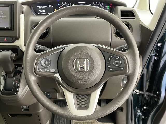 ホンダ Ｎ ＢＯＸ L 長野県 2023(令5)年 1.2万km ブリティッシュグリーンP 社外SDナビ（FM/AM/CD/Bluetooth/ワンセグTV）/HONDA SENSING/・衝突軽減ブレーキ/・先行車発進お知らせ機能/・路外逸脱抑制機能/・標識認識機能/・レーンキープアシスト/追従機能付きクルコン/電子パーキングブレーキ/オートブレーキホールド/プッシュスタート/アイドリングストップ/スマートキー/Wエアバッグ/ステアリングスイッチ/LEDヘッドライト/オートライト/ヘッドライトレベライザー/ドアバイザー/リアサンシェード/セカンドシートテーブル/純正フロアマット/純正ホイールキャップ付きスチールホイール/取扱説明書/スペアキー×1