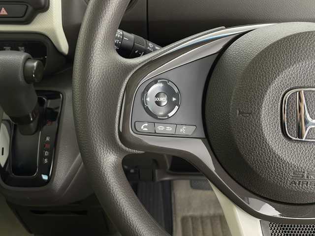 ホンダ Ｎ ＢＯＸ L 長野県 2023(令5)年 1.2万km ブリティッシュグリーンP 社外SDナビ（FM/AM/CD/Bluetooth/ワンセグTV）/HONDA SENSING/・衝突軽減ブレーキ/・先行車発進お知らせ機能/・路外逸脱抑制機能/・標識認識機能/・レーンキープアシスト/追従機能付きクルコン/電子パーキングブレーキ/オートブレーキホールド/プッシュスタート/アイドリングストップ/スマートキー/Wエアバッグ/ステアリングスイッチ/LEDヘッドライト/オートライト/ヘッドライトレベライザー/ドアバイザー/リアサンシェード/セカンドシートテーブル/純正フロアマット/純正ホイールキャップ付きスチールホイール/取扱説明書/スペアキー×1