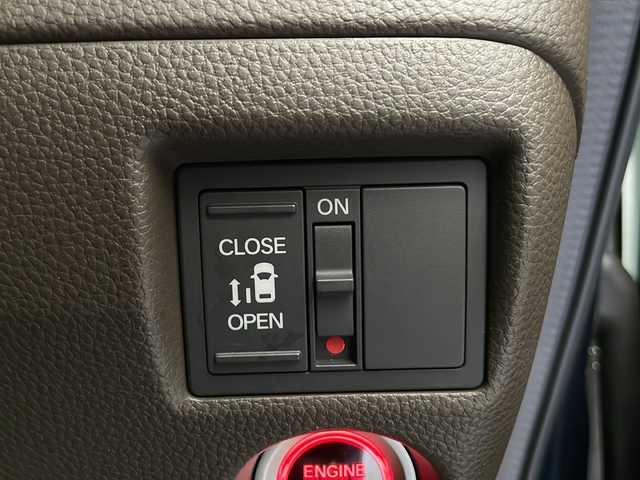 ホンダ Ｎ ＢＯＸ L 長野県 2023(令5)年 1.2万km ブリティッシュグリーンP 社外SDナビ（FM/AM/CD/Bluetooth/ワンセグTV）/HONDA SENSING/・衝突軽減ブレーキ/・先行車発進お知らせ機能/・路外逸脱抑制機能/・標識認識機能/・レーンキープアシスト/追従機能付きクルコン/電子パーキングブレーキ/オートブレーキホールド/プッシュスタート/アイドリングストップ/スマートキー/Wエアバッグ/ステアリングスイッチ/LEDヘッドライト/オートライト/ヘッドライトレベライザー/ドアバイザー/リアサンシェード/セカンドシートテーブル/純正フロアマット/純正ホイールキャップ付きスチールホイール/取扱説明書/スペアキー×1