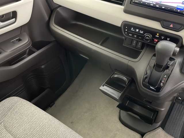 ホンダ Ｎ ＢＯＸ L 長野県 2023(令5)年 1.2万km ブリティッシュグリーンP 社外SDナビ（FM/AM/CD/Bluetooth/ワンセグTV）/HONDA SENSING/・衝突軽減ブレーキ/・先行車発進お知らせ機能/・路外逸脱抑制機能/・標識認識機能/・レーンキープアシスト/追従機能付きクルコン/電子パーキングブレーキ/オートブレーキホールド/プッシュスタート/アイドリングストップ/スマートキー/Wエアバッグ/ステアリングスイッチ/LEDヘッドライト/オートライト/ヘッドライトレベライザー/ドアバイザー/リアサンシェード/セカンドシートテーブル/純正フロアマット/純正ホイールキャップ付きスチールホイール/取扱説明書/スペアキー×1