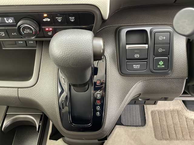 ホンダ Ｎ ＢＯＸ L 長野県 2023(令5)年 1.2万km ブリティッシュグリーンP 社外SDナビ（FM/AM/CD/Bluetooth/ワンセグTV）/HONDA SENSING/・衝突軽減ブレーキ/・先行車発進お知らせ機能/・路外逸脱抑制機能/・標識認識機能/・レーンキープアシスト/追従機能付きクルコン/電子パーキングブレーキ/オートブレーキホールド/プッシュスタート/アイドリングストップ/スマートキー/Wエアバッグ/ステアリングスイッチ/LEDヘッドライト/オートライト/ヘッドライトレベライザー/ドアバイザー/リアサンシェード/セカンドシートテーブル/純正フロアマット/純正ホイールキャップ付きスチールホイール/取扱説明書/スペアキー×1