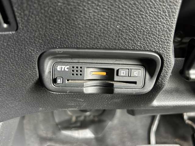 ホンダ ヴェゼル ハイブリッド Z 静岡県 2014(平26)年 9.5万km クリスタルブラックパール 純正ナビ/・AM/FM/・CD/DVD/・USB/・iPod/・Bluetooth/・フルセグTV/・HDMI/主要装備/・バックカメラ/・運転席＋助手席シートヒーター/・本革シート/・ＬＥＤヘッドライト/・シティブレーキアクティブシステム/・サイドカーテンエアバッグ/・純正１７インチアルミ/・オートライト/・クルーズコントロール/・リアクティブフォースペダル