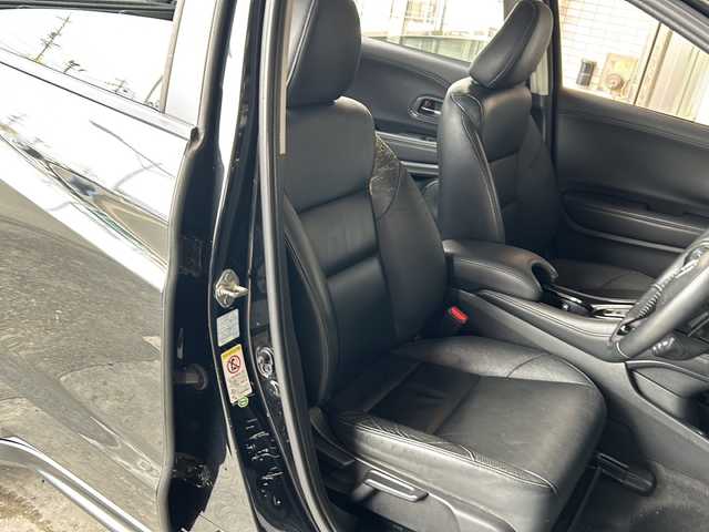 ホンダ ヴェゼル ハイブリッド Z 静岡県 2014(平26)年 9.5万km クリスタルブラックパール 純正ナビ/・AM/FM/・CD/DVD/・USB/・iPod/・Bluetooth/・フルセグTV/・HDMI/主要装備/・バックカメラ/・運転席＋助手席シートヒーター/・本革シート/・ＬＥＤヘッドライト/・シティブレーキアクティブシステム/・サイドカーテンエアバッグ/・純正１７インチアルミ/・オートライト/・クルーズコントロール/・リアクティブフォースペダル