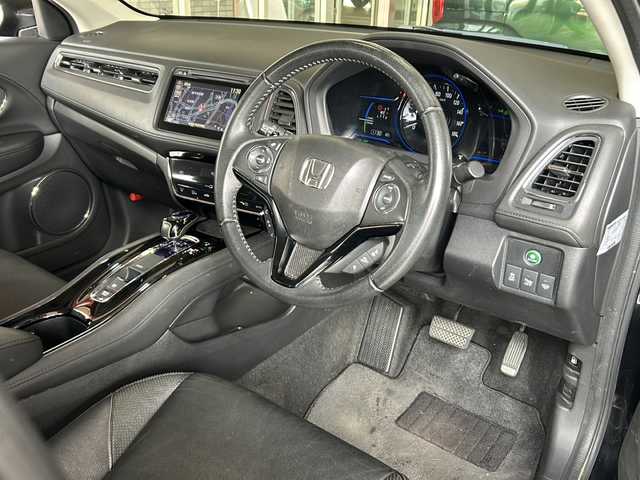 ホンダ ヴェゼル ハイブリッド Z 静岡県 2014(平26)年 9.5万km クリスタルブラックパール 純正ナビ/・AM/FM/・CD/DVD/・USB/・iPod/・Bluetooth/・フルセグTV/・HDMI/主要装備/・バックカメラ/・運転席＋助手席シートヒーター/・本革シート/・ＬＥＤヘッドライト/・シティブレーキアクティブシステム/・サイドカーテンエアバッグ/・純正１７インチアルミ/・オートライト/・クルーズコントロール/・リアクティブフォースペダル