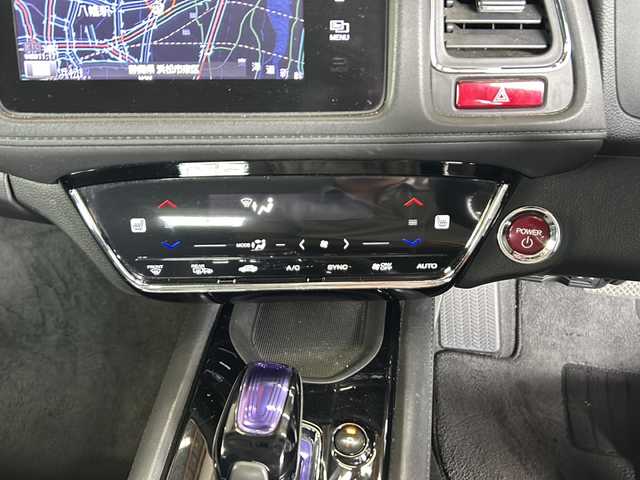 ホンダ ヴェゼル ハイブリッド Z 静岡県 2014(平26)年 9.5万km クリスタルブラックパール 純正ナビ/・AM/FM/・CD/DVD/・USB/・iPod/・Bluetooth/・フルセグTV/・HDMI/主要装備/・バックカメラ/・運転席＋助手席シートヒーター/・本革シート/・ＬＥＤヘッドライト/・シティブレーキアクティブシステム/・サイドカーテンエアバッグ/・純正１７インチアルミ/・オートライト/・クルーズコントロール/・リアクティブフォースペダル