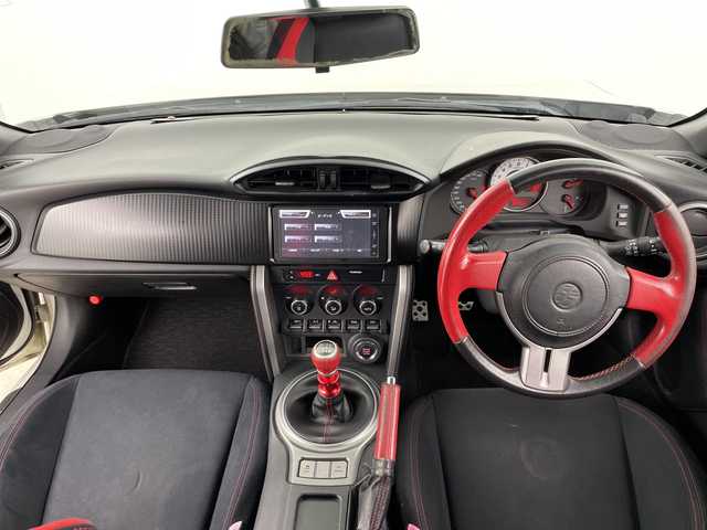 トヨタ ８６ GT 愛知県 2012(平24)年 7.1万km サテンホワイトパール 禁煙車/6速MT/純正7インチナビ/（CD/AM/FM/Bluetooth/ワンセグTV/SD)/バックカメラ/社外エアロ/（フロント/リア/サイド）/ETC/純正17インチアルミホイール/スマートキー/スペアキー1本/プッシュスタート/LEDヘッドライト/フロントフォグランプ/オートライト/横滑り防止装置/純正フロアマット