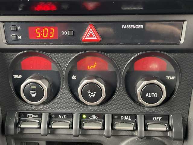 トヨタ ８６ GT 愛知県 2012(平24)年 7.1万km サテンホワイトパール 禁煙車/6速MT/純正7インチナビ/（CD/AM/FM/Bluetooth/ワンセグTV/SD)/バックカメラ/社外エアロ/（フロント/リア/サイド）/ETC/純正17インチアルミホイール/スマートキー/スペアキー1本/プッシュスタート/LEDヘッドライト/フロントフォグランプ/オートライト/横滑り防止装置/純正フロアマット