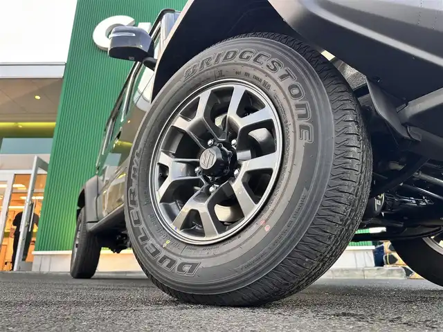 スズキ ジムニー ノマド FC 東京都 2025(令7)年 0.1千km ジャングルグリーン ワンオーナー/パートタイム4WD/衝突被害軽減ブレーキ/純正LEDオートライト/純正フォグ/純正セキュリティアラーム/アダプティブクルーズコントロール/レーンディパーチャーアラート/クリアランスソナー/ダウンヒルアシストコントロール/ウインカードアミラー/本革巻ハンドル/前席シートヒーター/オートエアコン/スマートキー/プッシュエンジンスタート/スペアキー/新車時保証書/取扱い説明書