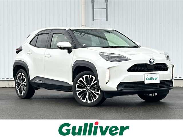 トヨタ ヤリスクロス ハイブリッド Z 愛媛県 2021(令3)年 2.8万km ホワイトパールクリスタルシャイン 純正ナビ/　(CD/DVD/USB/Bluetooth)/バックカメラ/ETC2.0/ステアリングスイッチ/レーダークルーズコントロール/プリクラッシュセーフティ/レーントレーシングアシスト/パーキングサポートブレーキ/ロードサインアシスト/前後コーナーセンサー/プッシュエンジンスタート/ハーフレザー調シート/前席シートヒーター/運転席パワーシート/純正フロアマット/ヘッドライトレベライザー/オートライト/オートハイビーム/LEDヘッドライト/ウィンカー付き電動格納ミラー/ドアバイザー